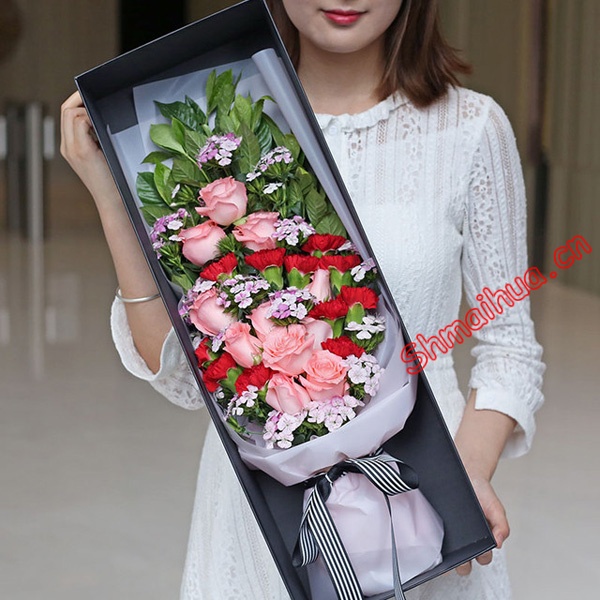 百事顺心-11枝戴安娜粉玫瑰，11支红色康乃馨，搭配红色石竹梅、栀子叶