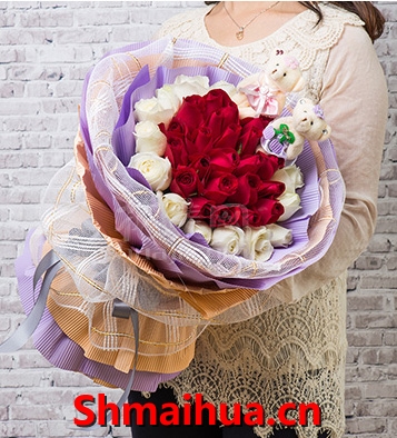 亲密爱人-红玫瑰白玫瑰共计33朵，欧式包装，高级缎带，法式蝴蝶结，随机赠送公仔二只